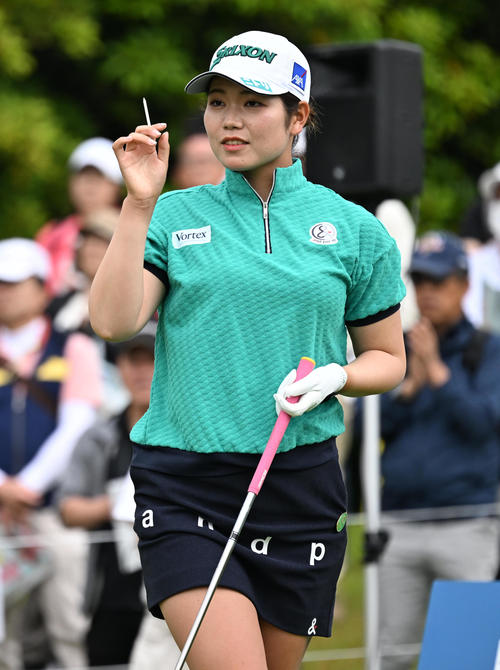 1番、ティーショットを放った桜井（撮影・前岡正明）