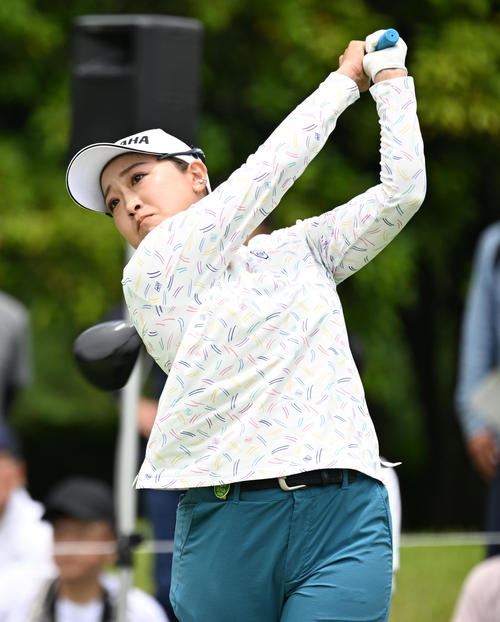 1番、ティーショットを放つ高木優（撮影・前岡正明）