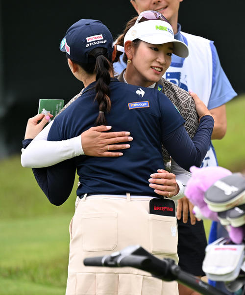 18番、笑顔で小祝（背中）とハグする原（撮影・前岡正明）
