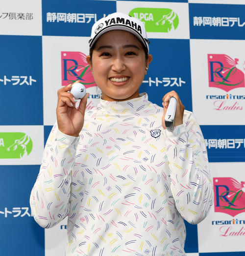 8番でホールインワンを決めた高木優はクラブととボールを手に笑顔を見せる（撮影・前岡正明）