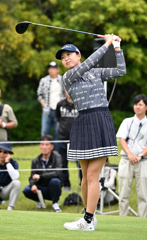 1番、ティーショットを放つ金沢（撮影・前岡正明）