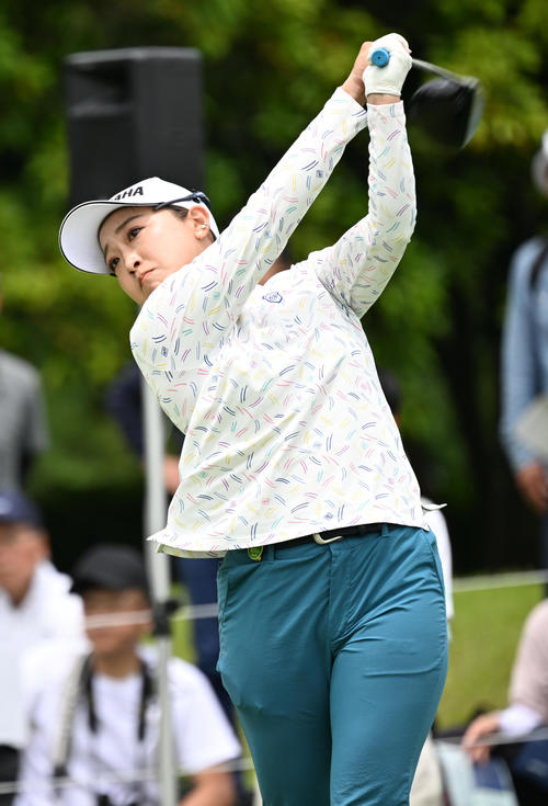 1番、ティーショットを放つ高木優（撮影・前岡正明）