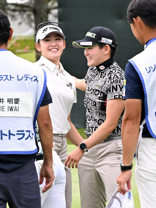 18番、ホールアウト後、ハグする岩井千（左）と岩井明（撮影・前岡正明）