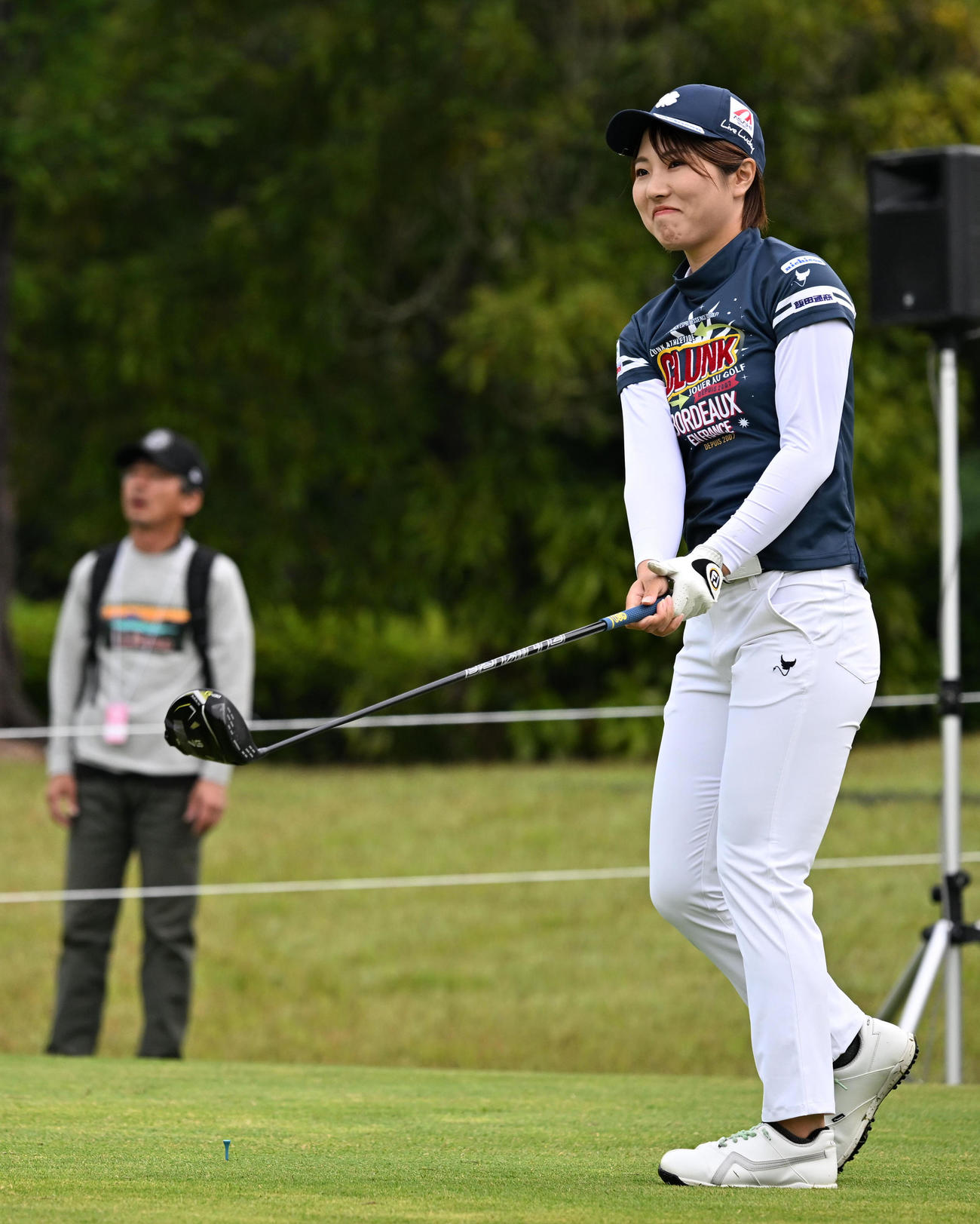 1番、ティーショットを放つ小野（撮影・前岡正明）