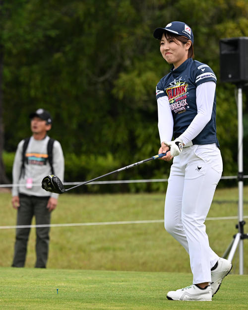 1番、ティーショットを放つ小野（撮影・前岡正明）