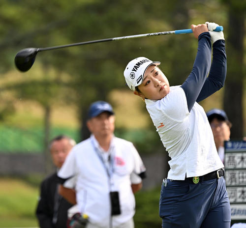 10番、ティーショットを放つ高木優（撮影・前岡正明）