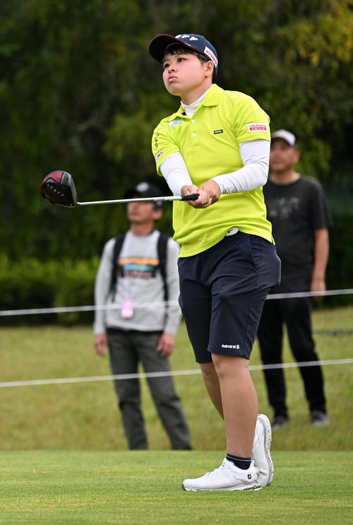 1番、ティーショットを放つ大林（撮影・前岡正明）