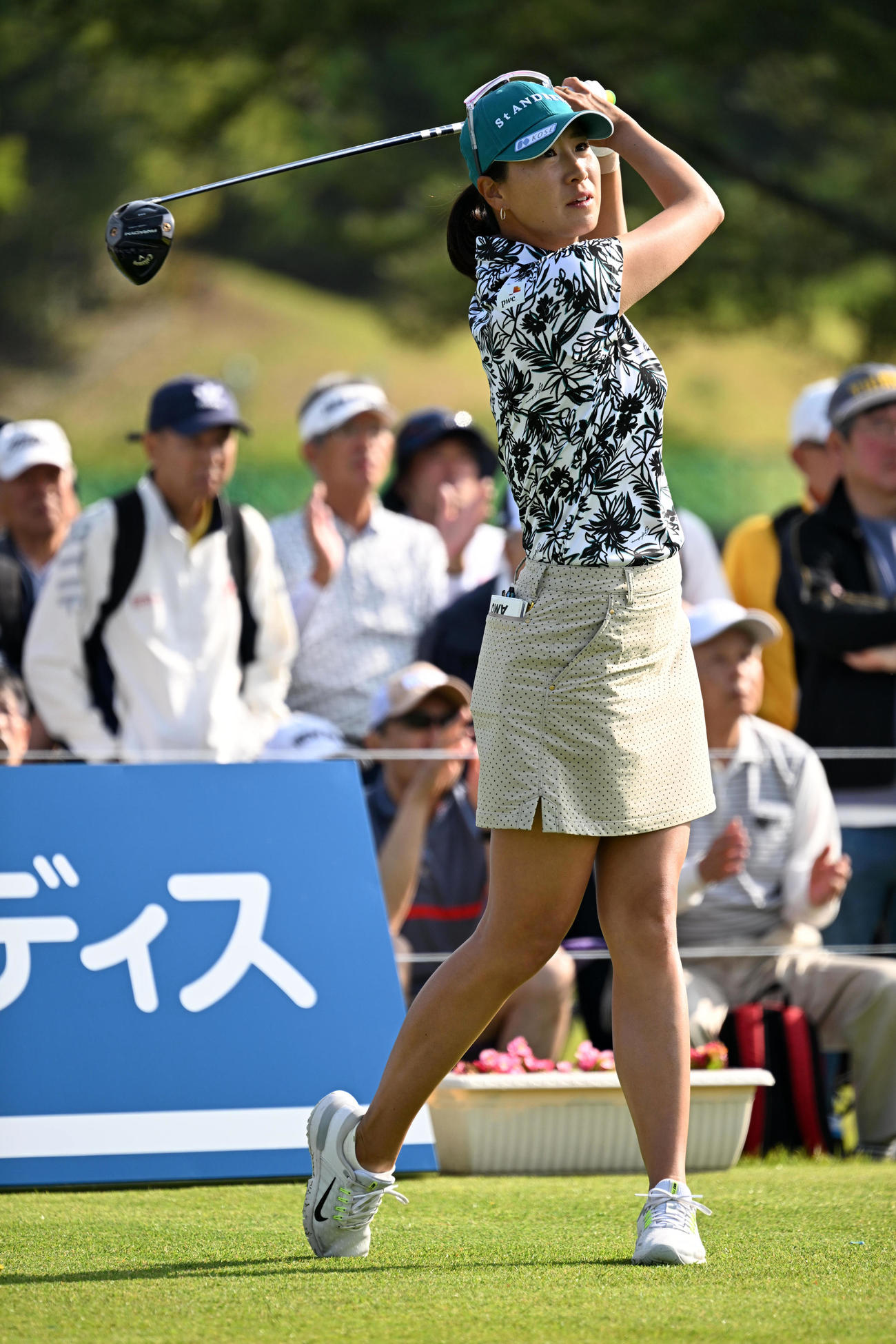 10番、ティーショットを放つ木戸（撮影・前岡正明）