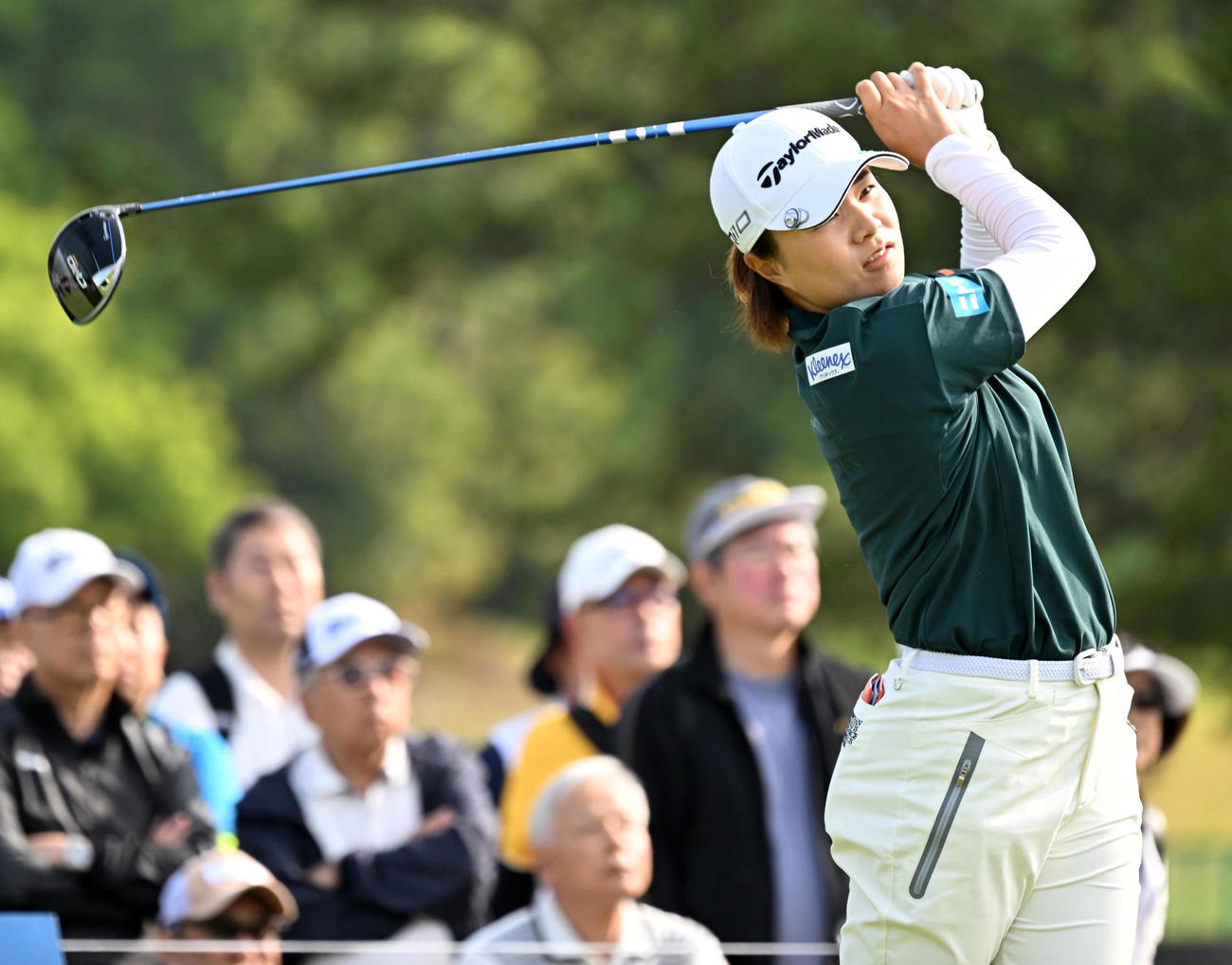 10番、ティーショットを放つ永峰（撮影・前岡正明）