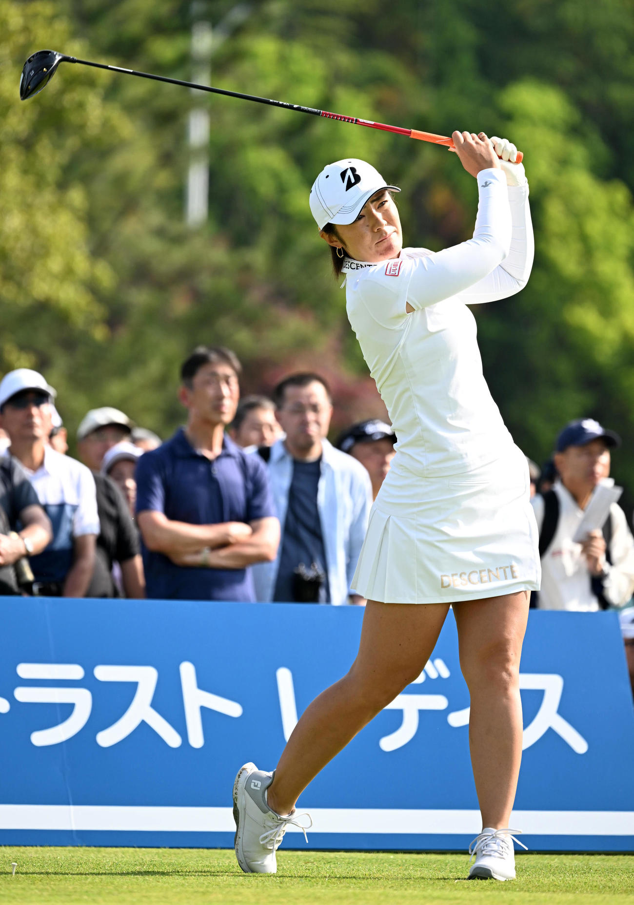 10番、ティーショットを放つ渡辺（撮影・前岡正明）