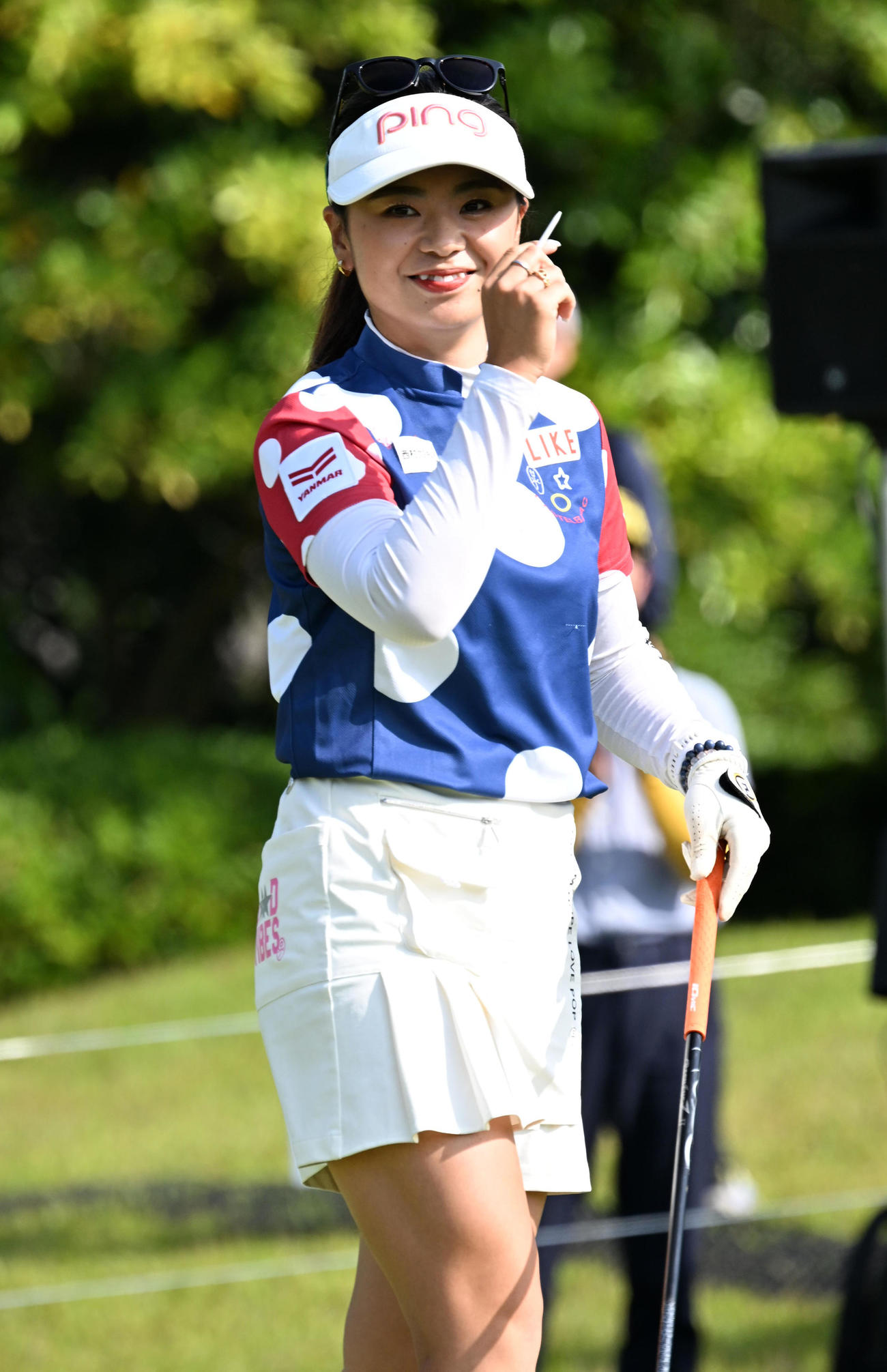 1番、ティーショットを放ち笑顔を見せる藤田か（撮影・前岡正明）