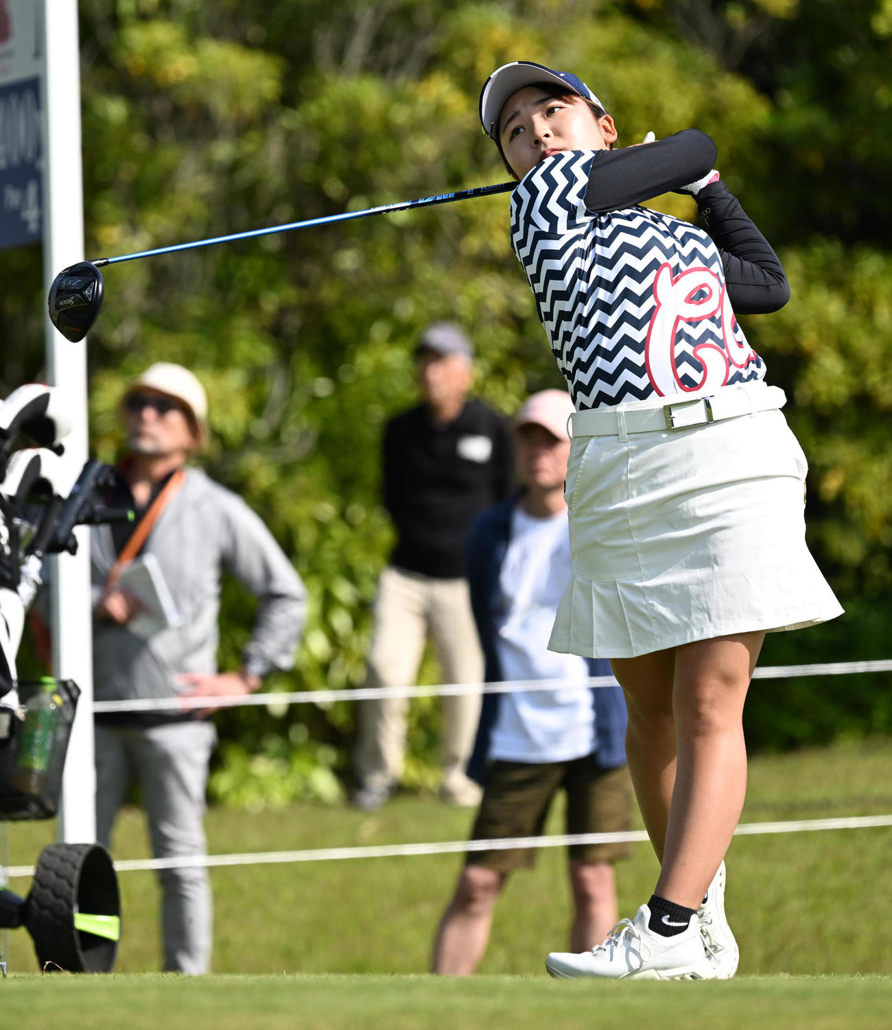 1番、ティーショットを放つ大須賀（撮影・前岡正明）
