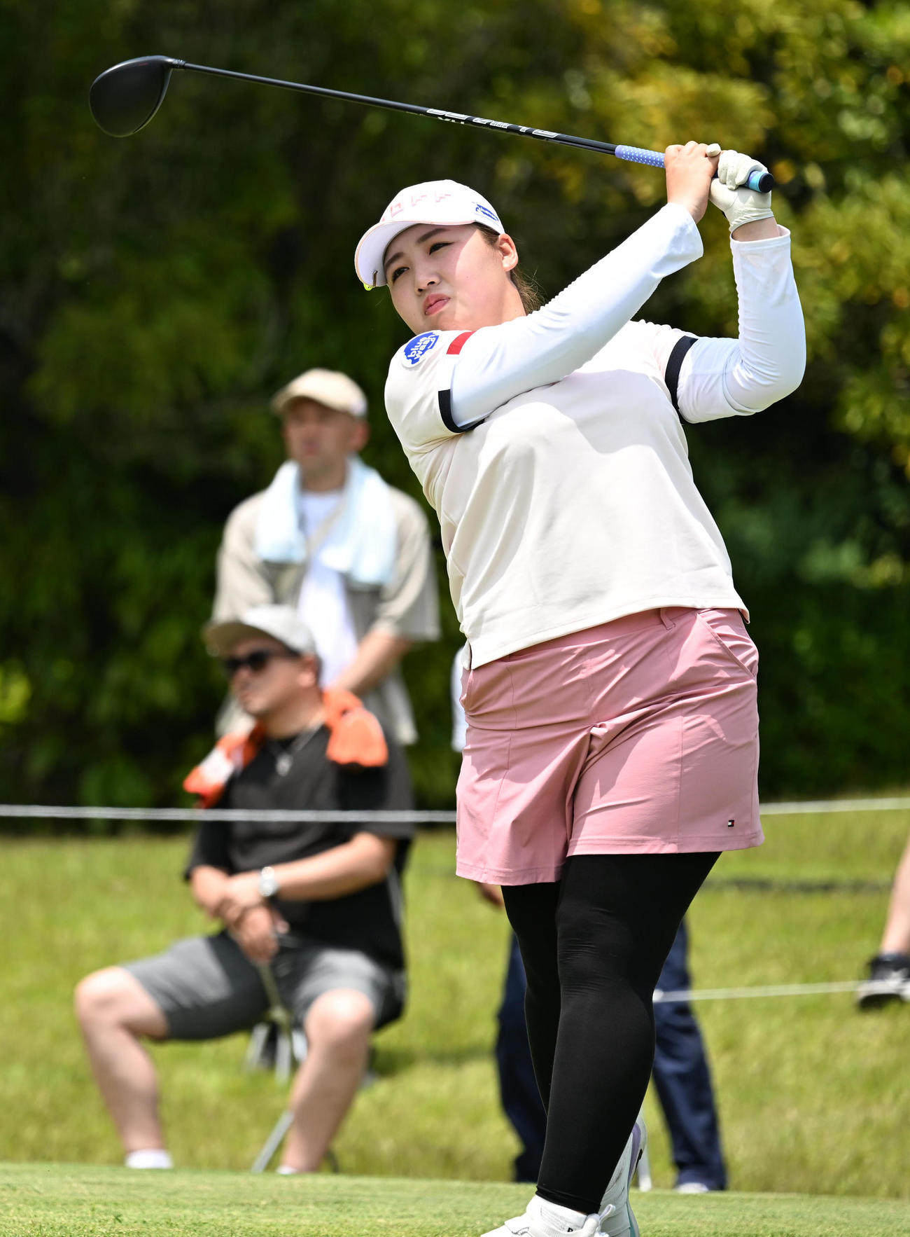 1番、ティーショットを放つ小林（撮影・前岡正明）