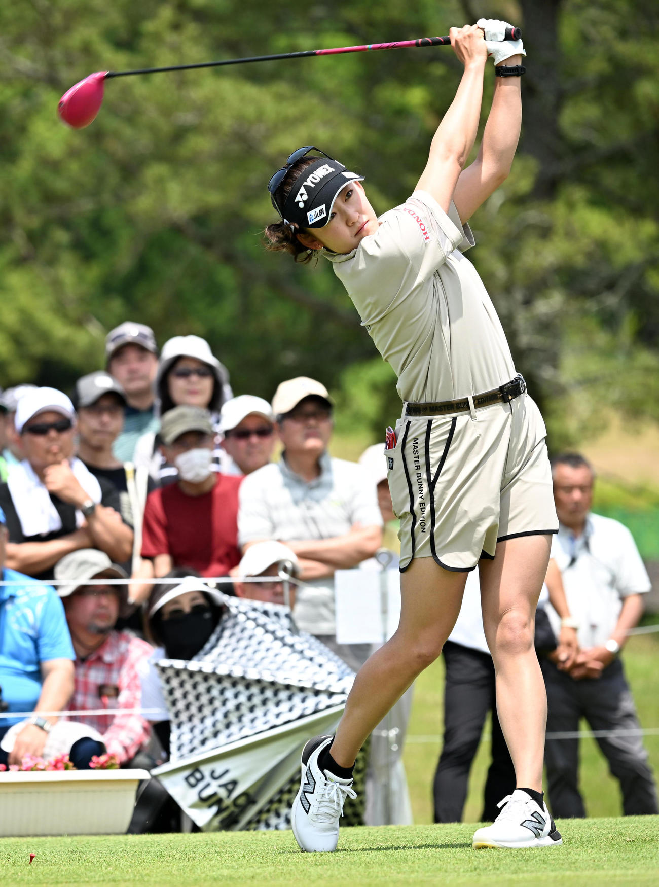 1番、ティーショットを放つ岩井千（撮影・前岡正明）