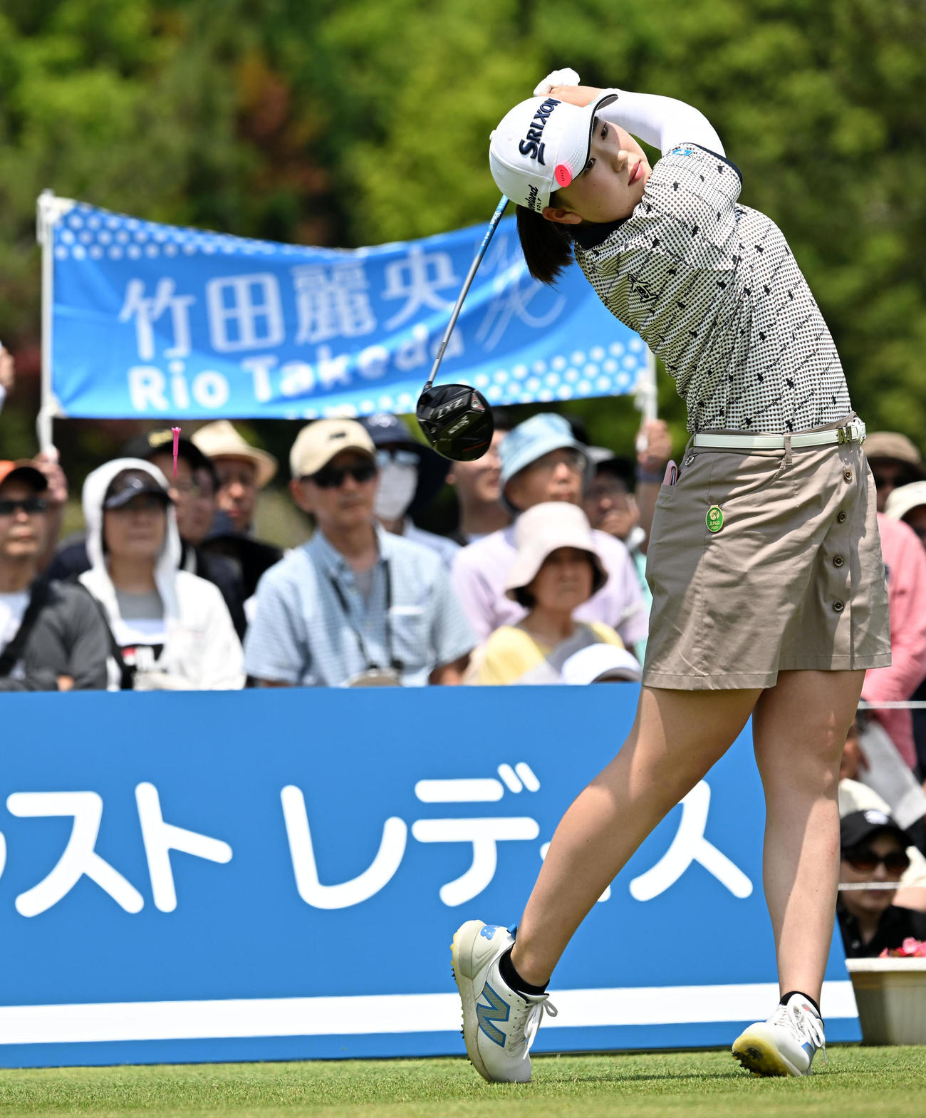 1番、ティーショットを放つ竹田（撮影・前岡正明）