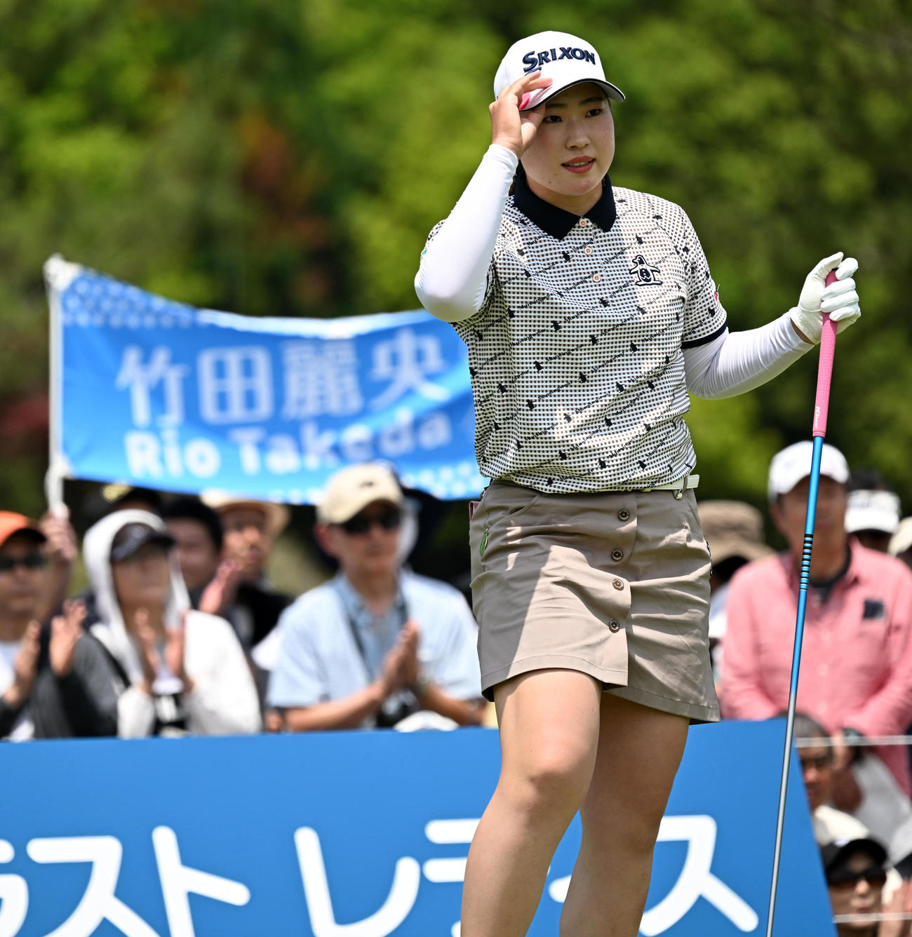 1番、ティーショットを放った竹田（撮影・前岡正明）