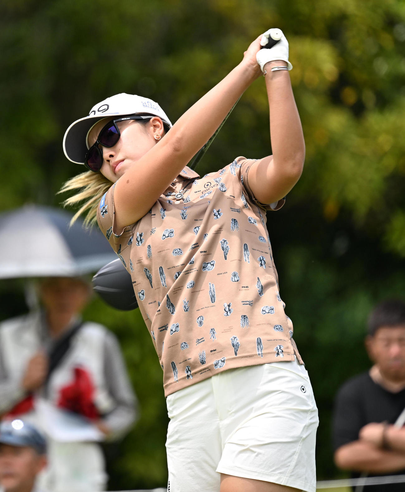 1番、ティーショットを放つ上野（撮影・前岡正明）