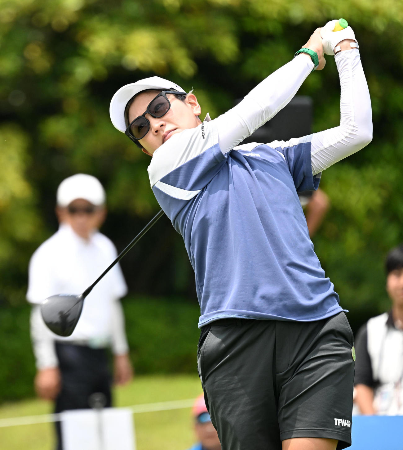 1番、ティーショットを放つ成田（撮影・前岡正明）