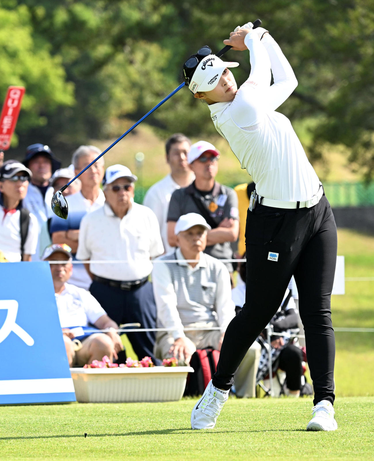 10番、ティーショットを放つ柏原（撮影・前岡正明）