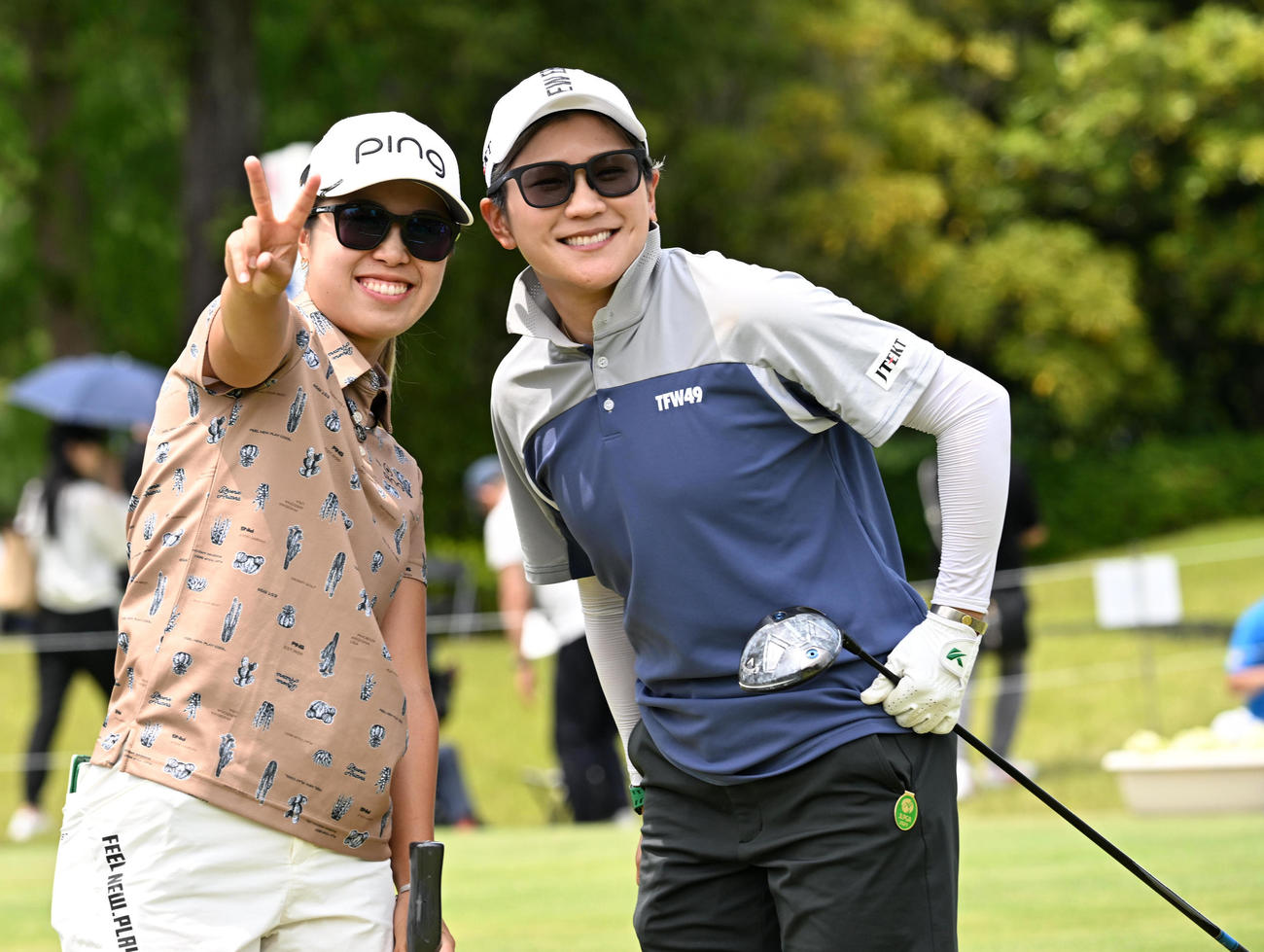 1番、記念撮影を行う上野（左）と成田（撮影・前岡正明）