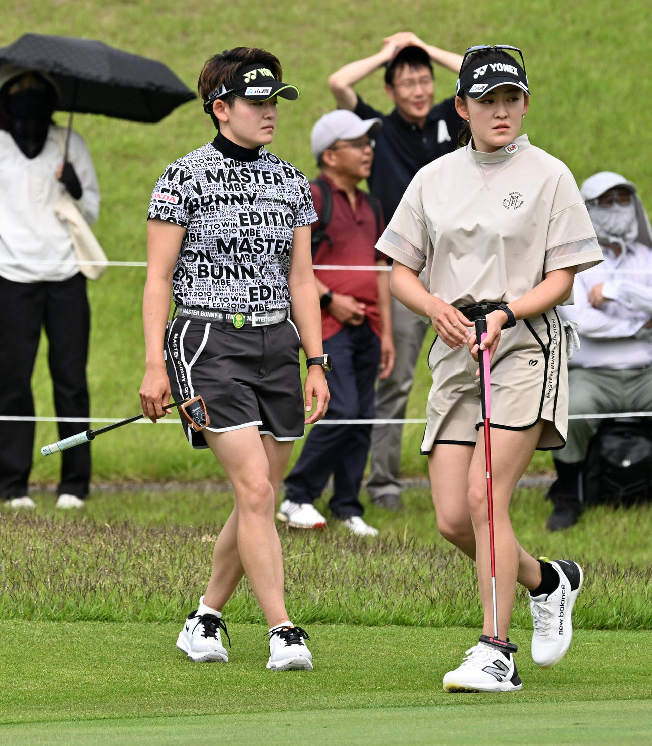 1番、ボールの位置に向かう岩井明（左）と岩井千（撮影・前岡正明）