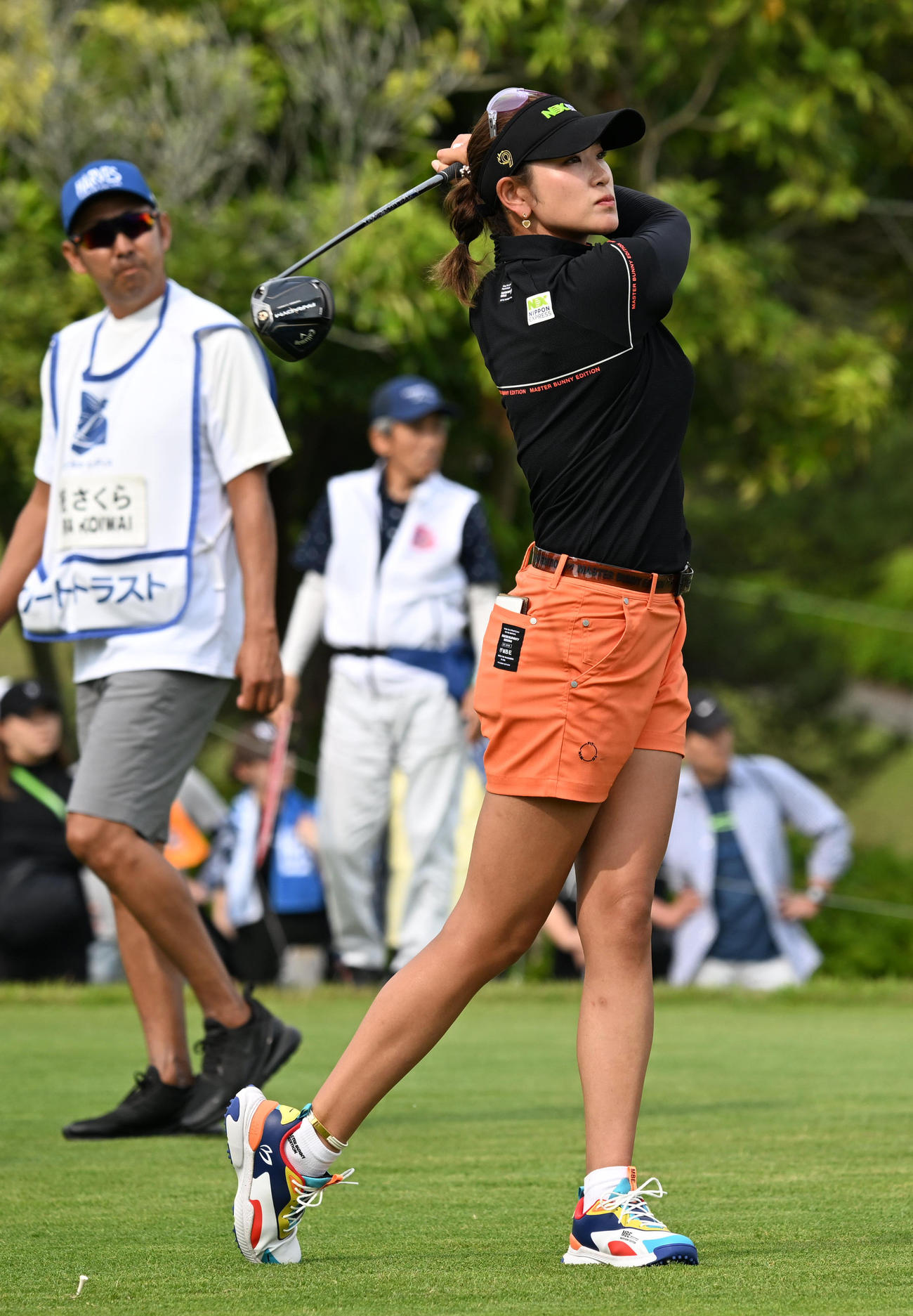 5番、ティーショットを放つ原（撮影・前岡正明）