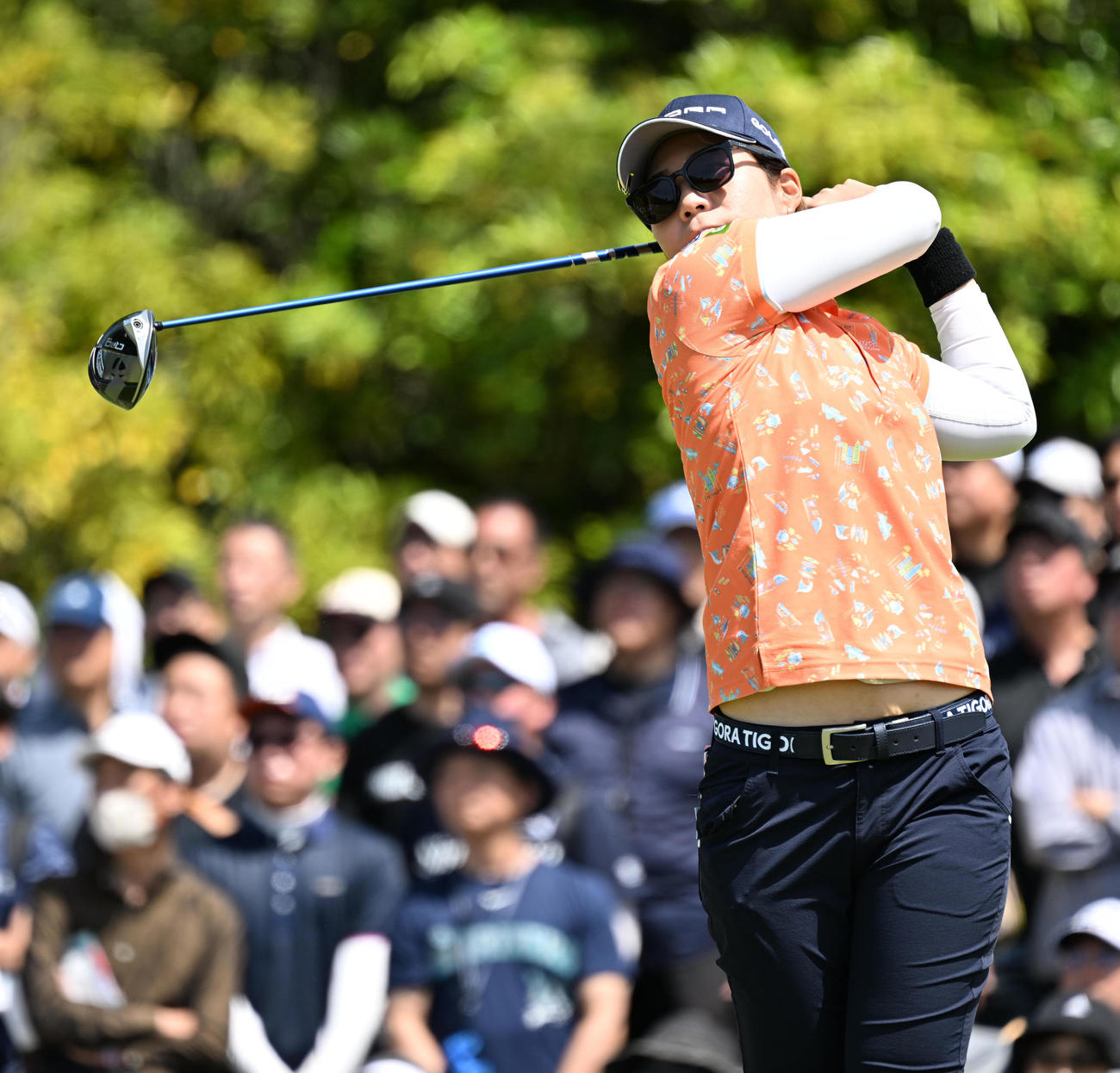 1番、ティーショットを放つ穴井（撮影・前岡正明）