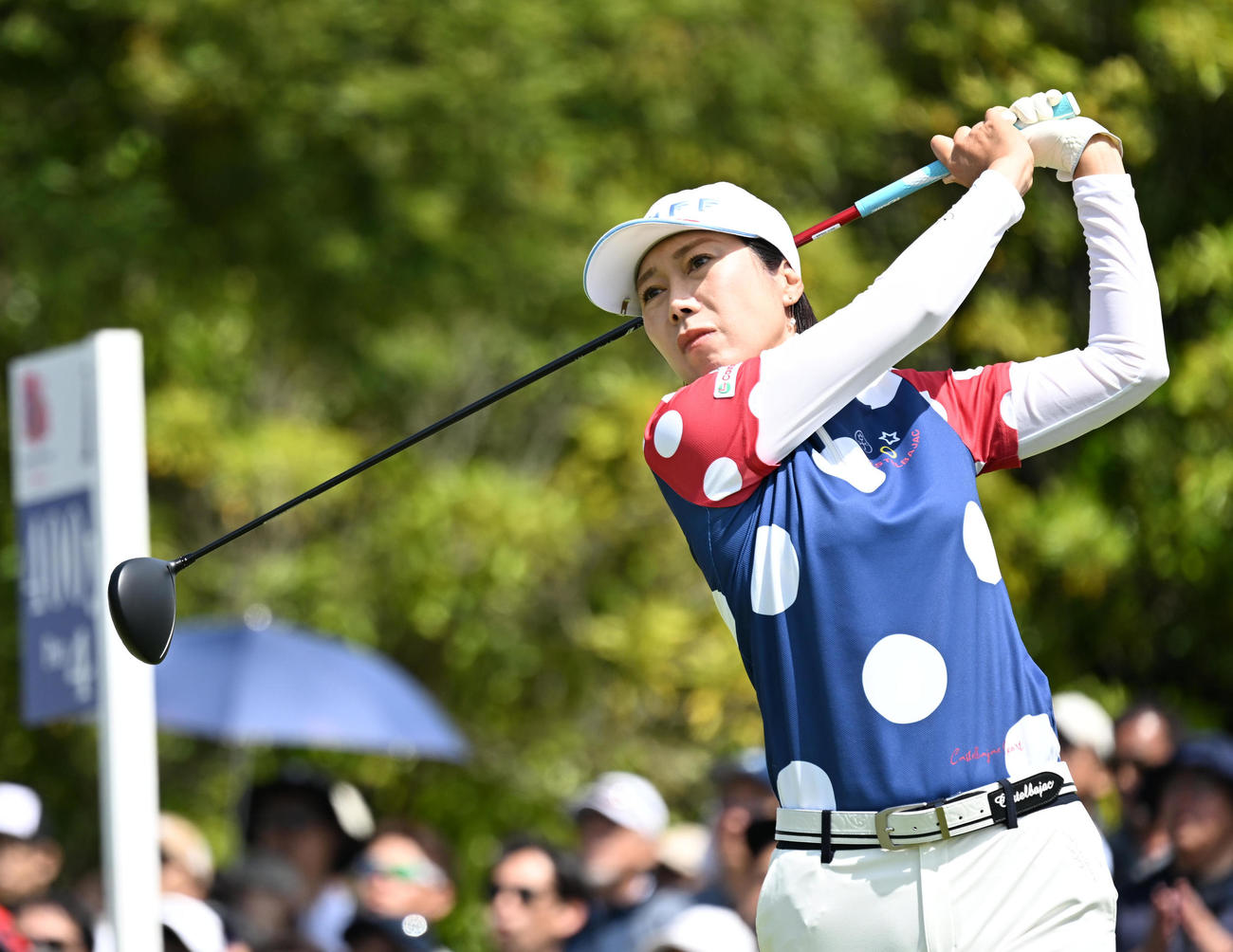 1番、ティーショットを放つ李知姫（撮影・前岡正明）