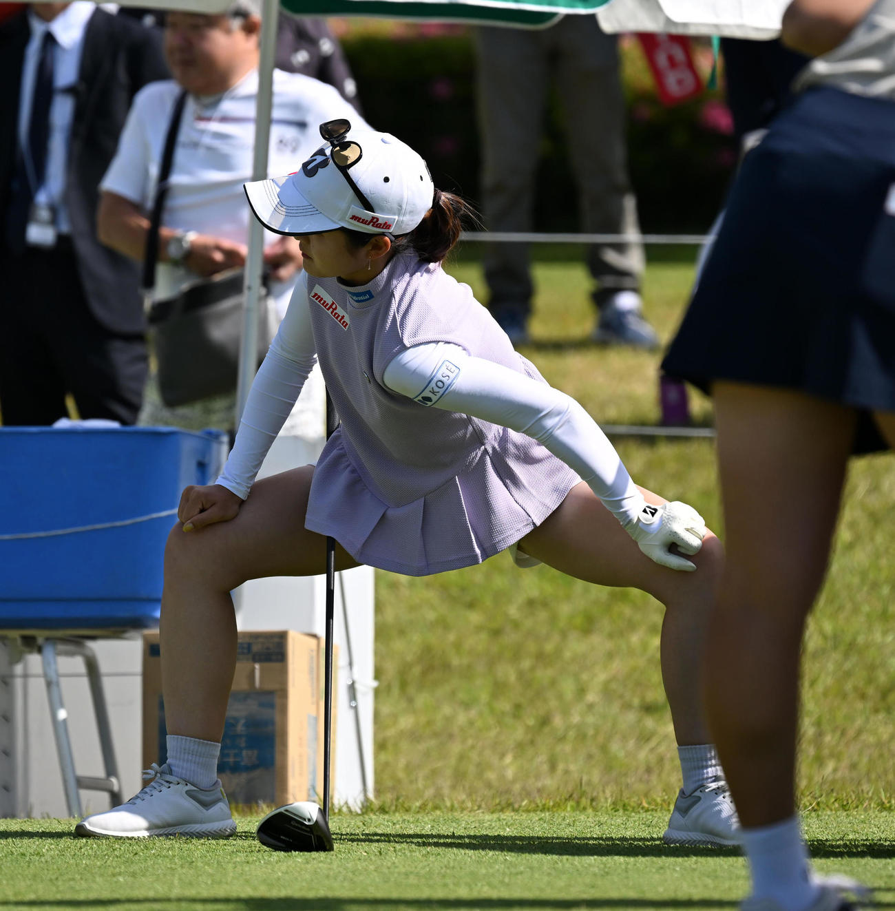 1番、ストレッチを行う川崎（撮影・前岡正明）