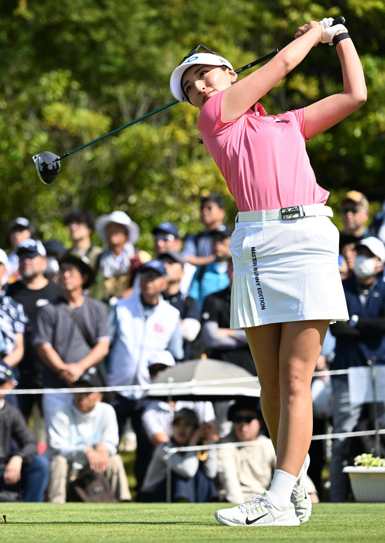 1番、ティーショットを放つ脇元（撮影・前岡正明）