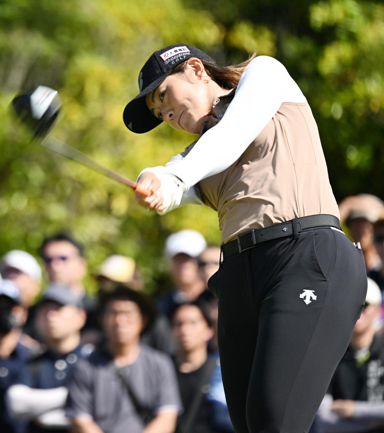 1番、ティーショットを放つ渡辺（撮影・前岡正明）