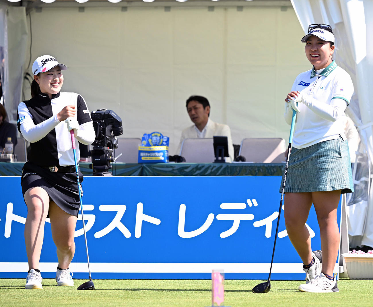 1番、ティーグランド話す竹田（左）と仁井（撮影・前岡正明）