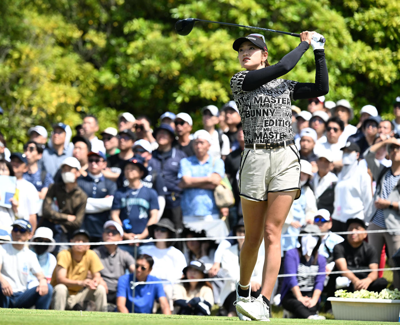 1番、ティーショットを放つ原（撮影・前岡正明）