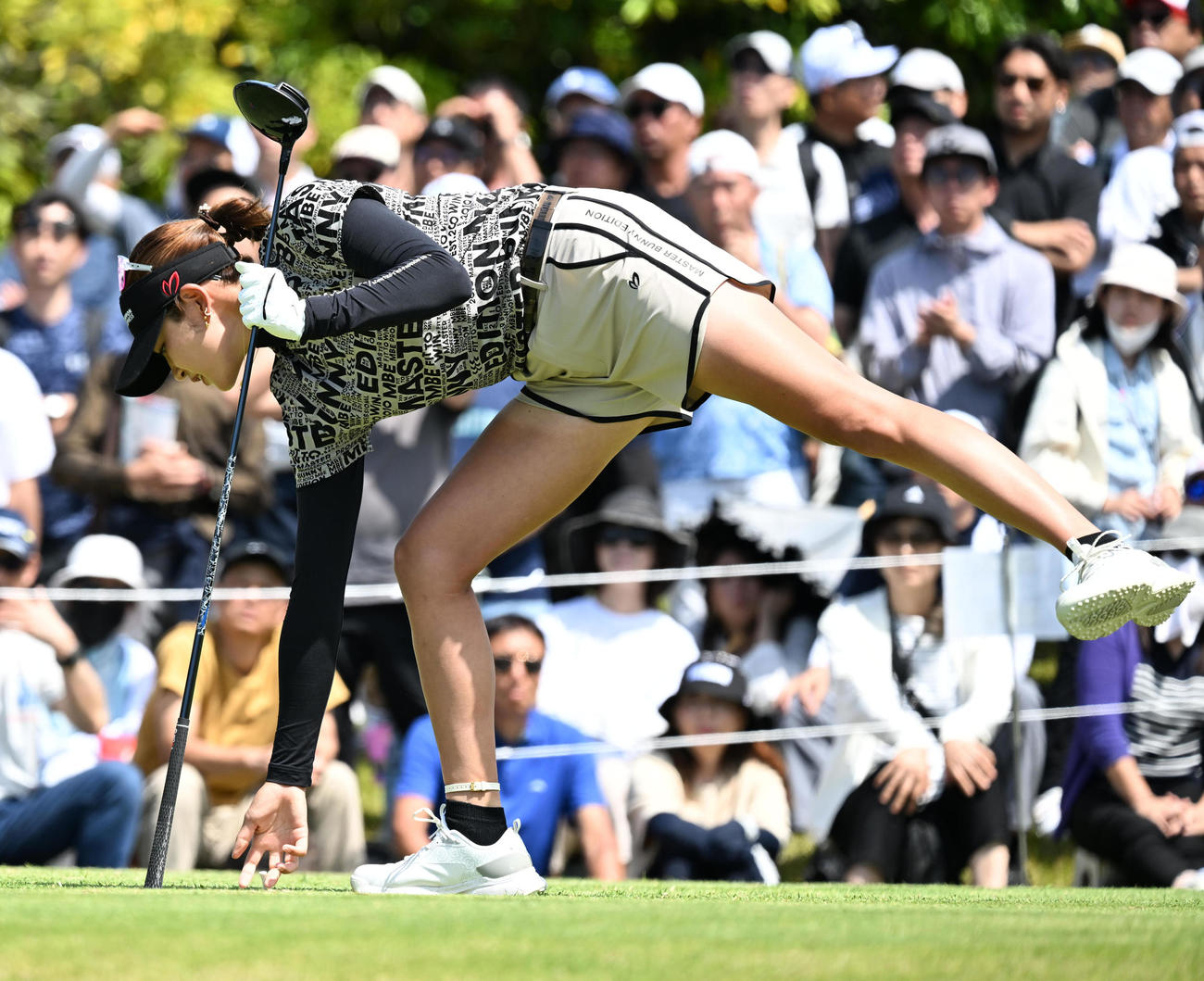 1番、ティーショットを放った原（撮影・前岡正明）