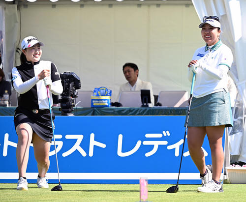 1番、ティーグランド話す竹田（左）と仁井（撮影・前岡正明）