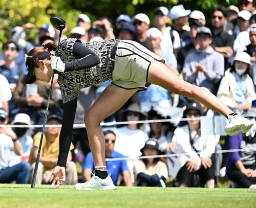1番、ティーショットを放った原（撮影・前岡正明）