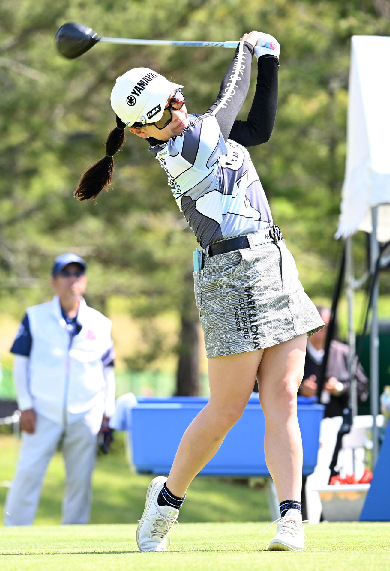 10番、ティーショットを放つ永井（撮影・前岡正明）