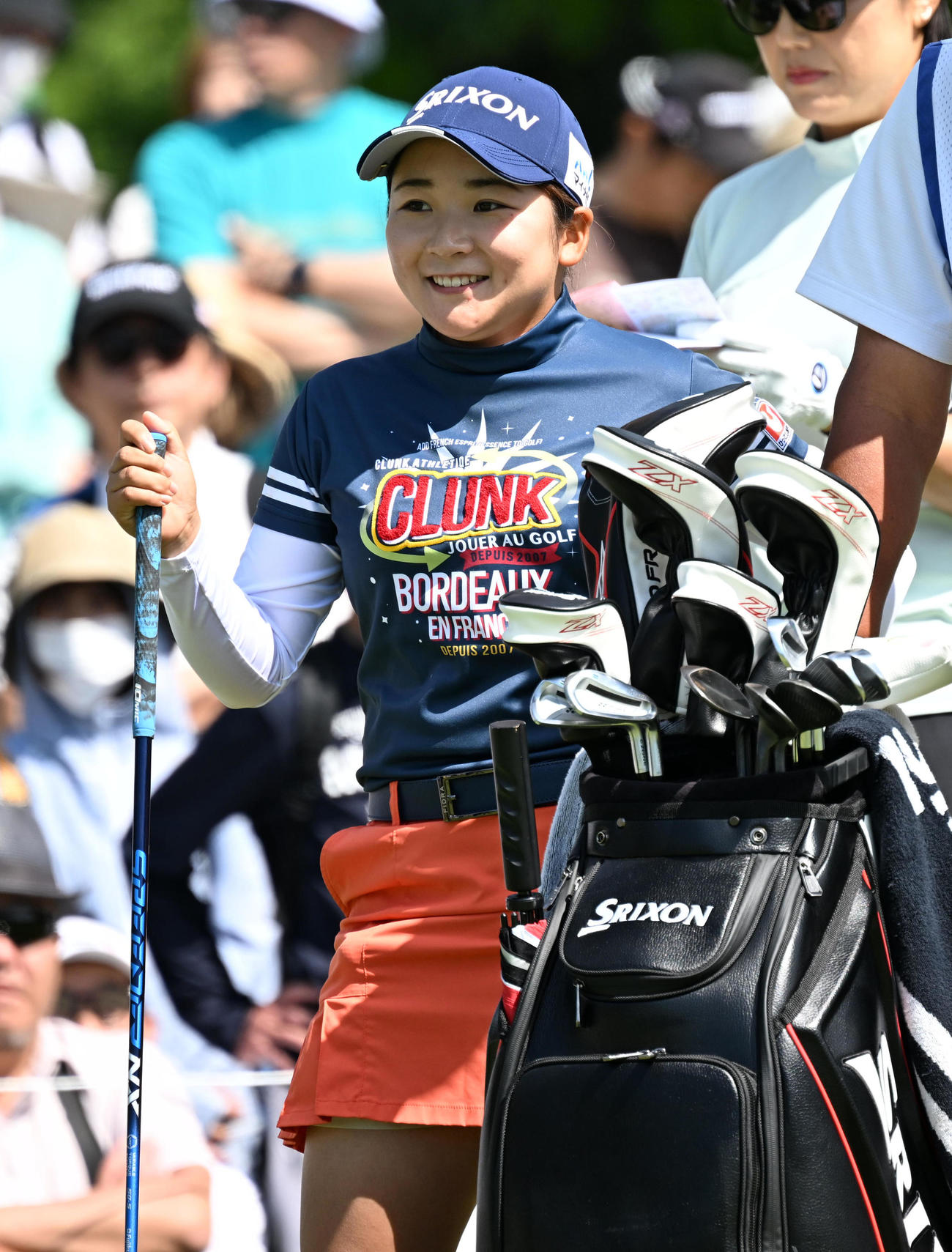 1番、ティーグランドで笑顔を見せる大須賀（撮影・前岡正明）