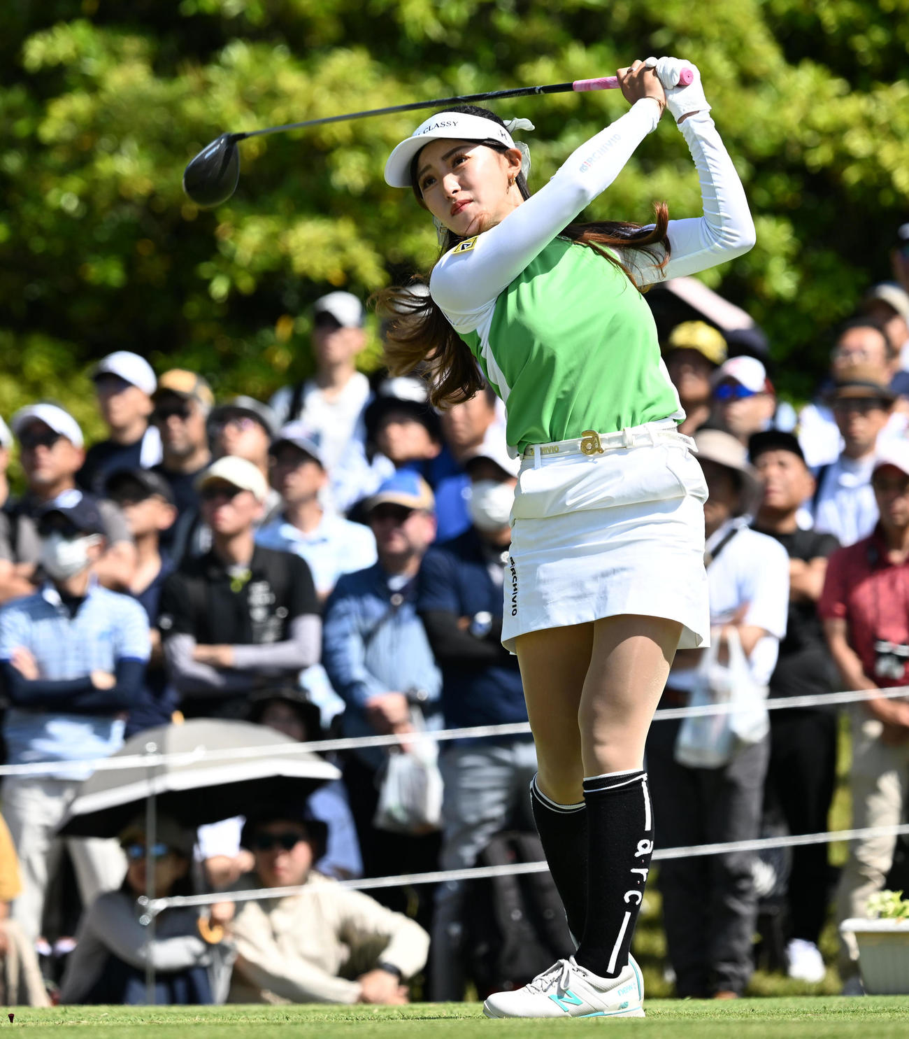 1番、ティーショットを放つ臼井（撮影・前岡正明）