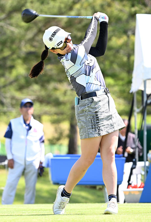 10番、ティーショットを放つ永井（撮影・前岡正明）