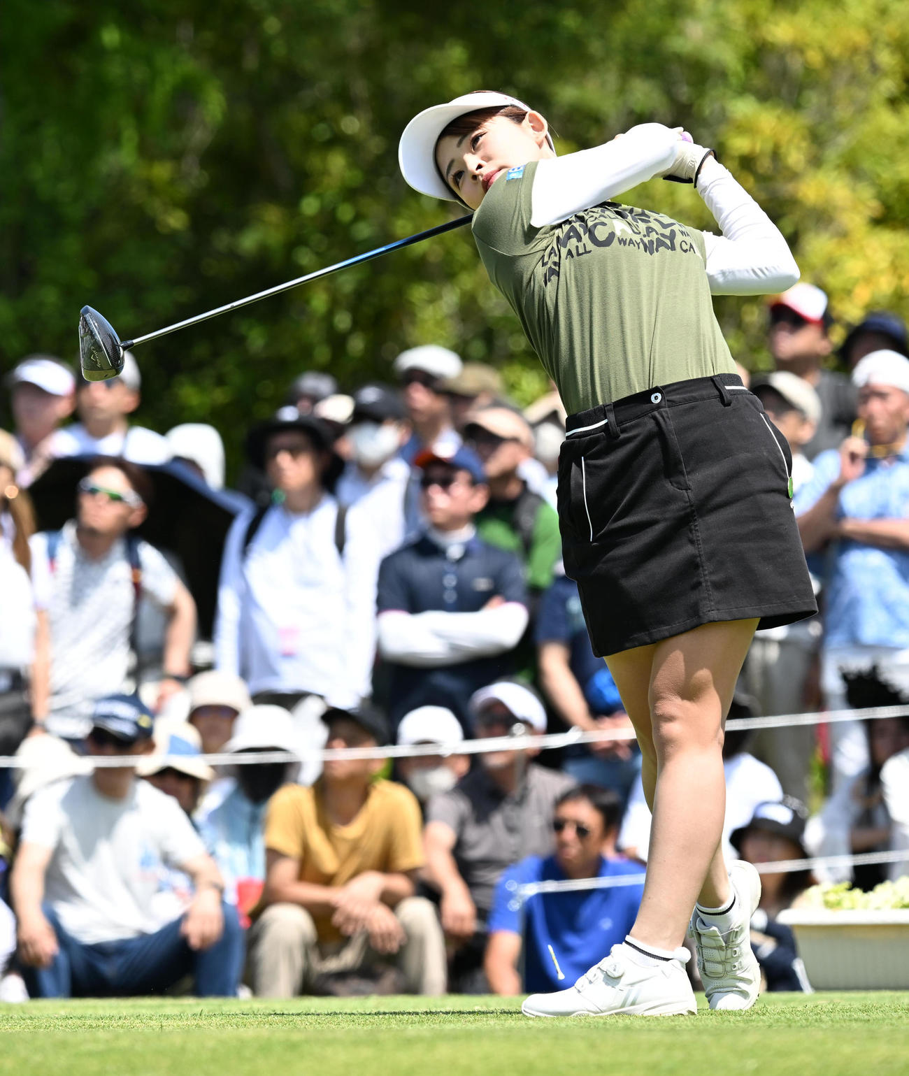 1番、ティーショットを放つ政田（撮影・前岡正明）