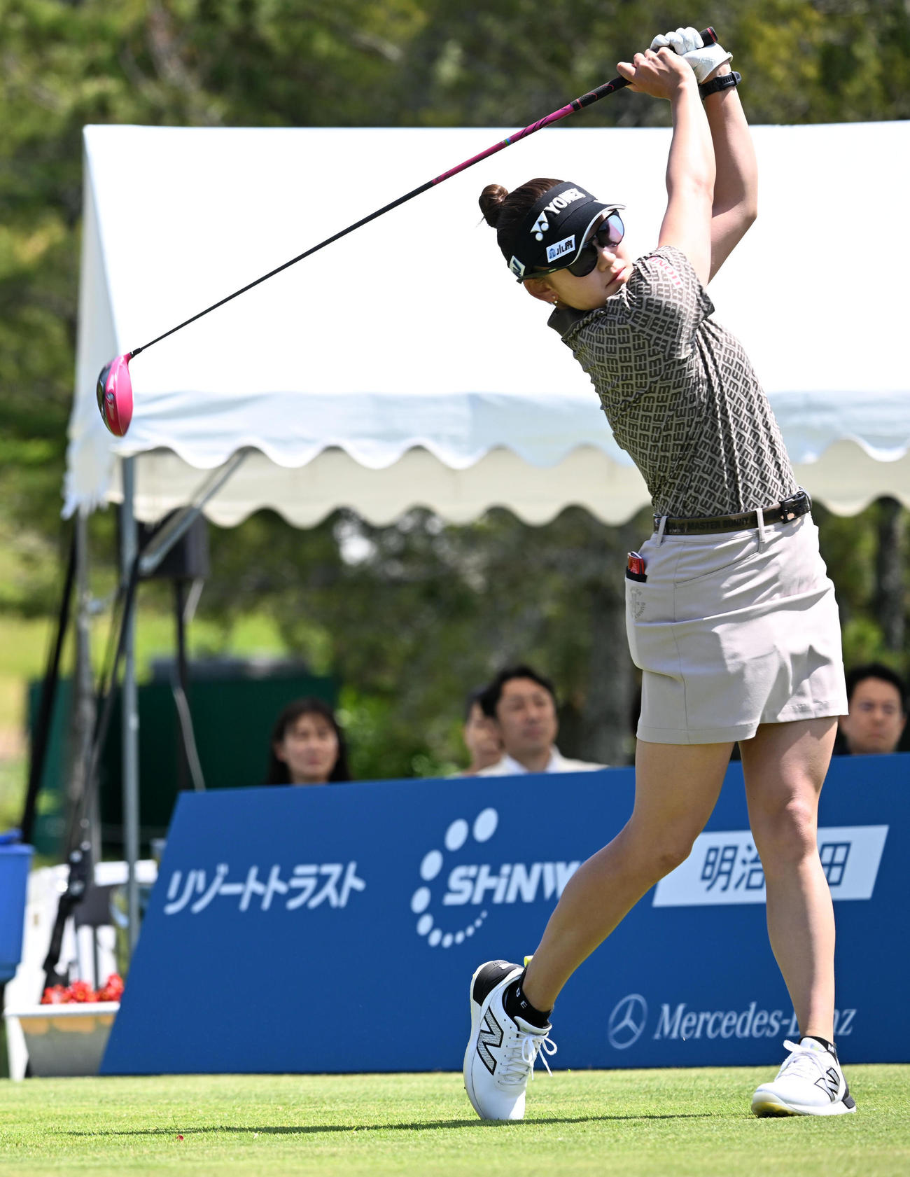 10番、ティーショットを放つ岩井千（撮影・前岡正明）