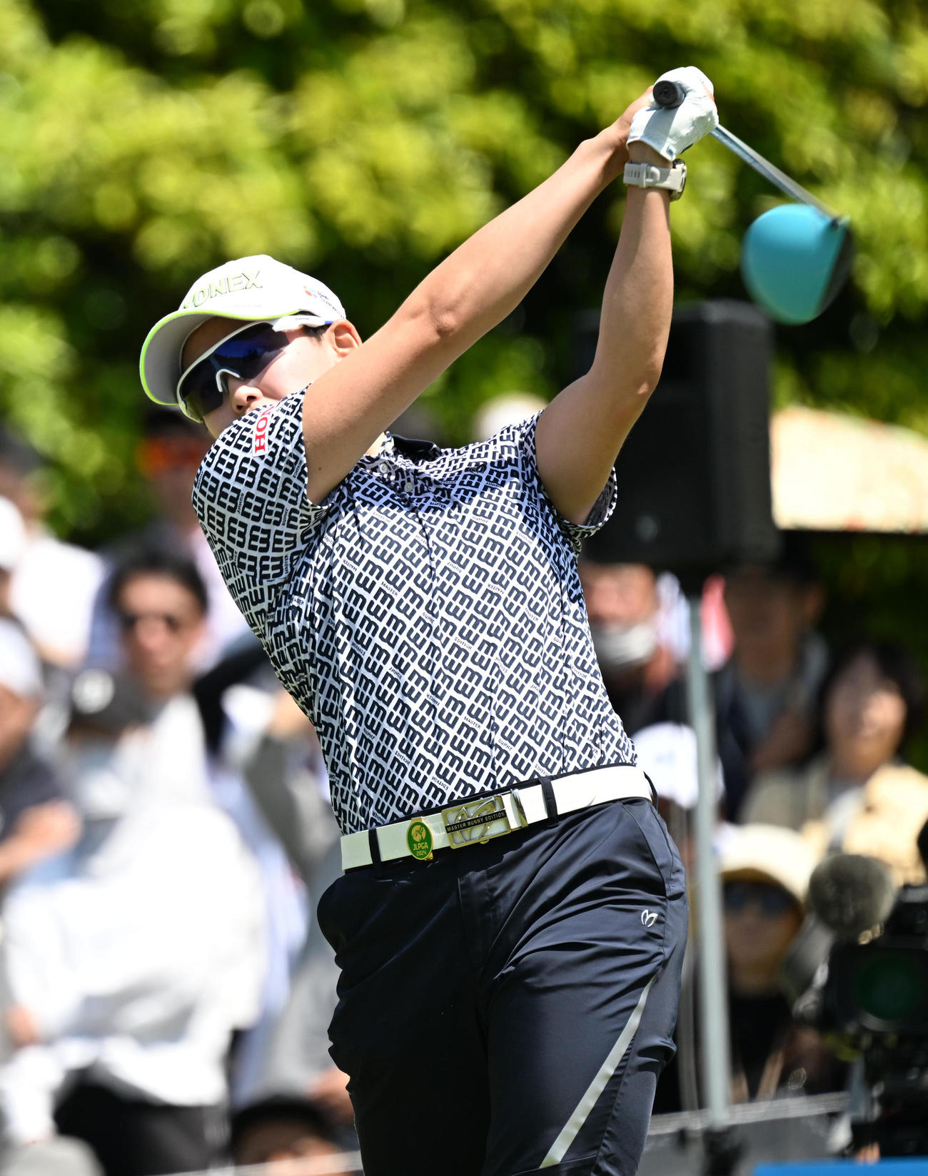 1番、ティーショットを放つ岩井明（撮影・前岡正明）