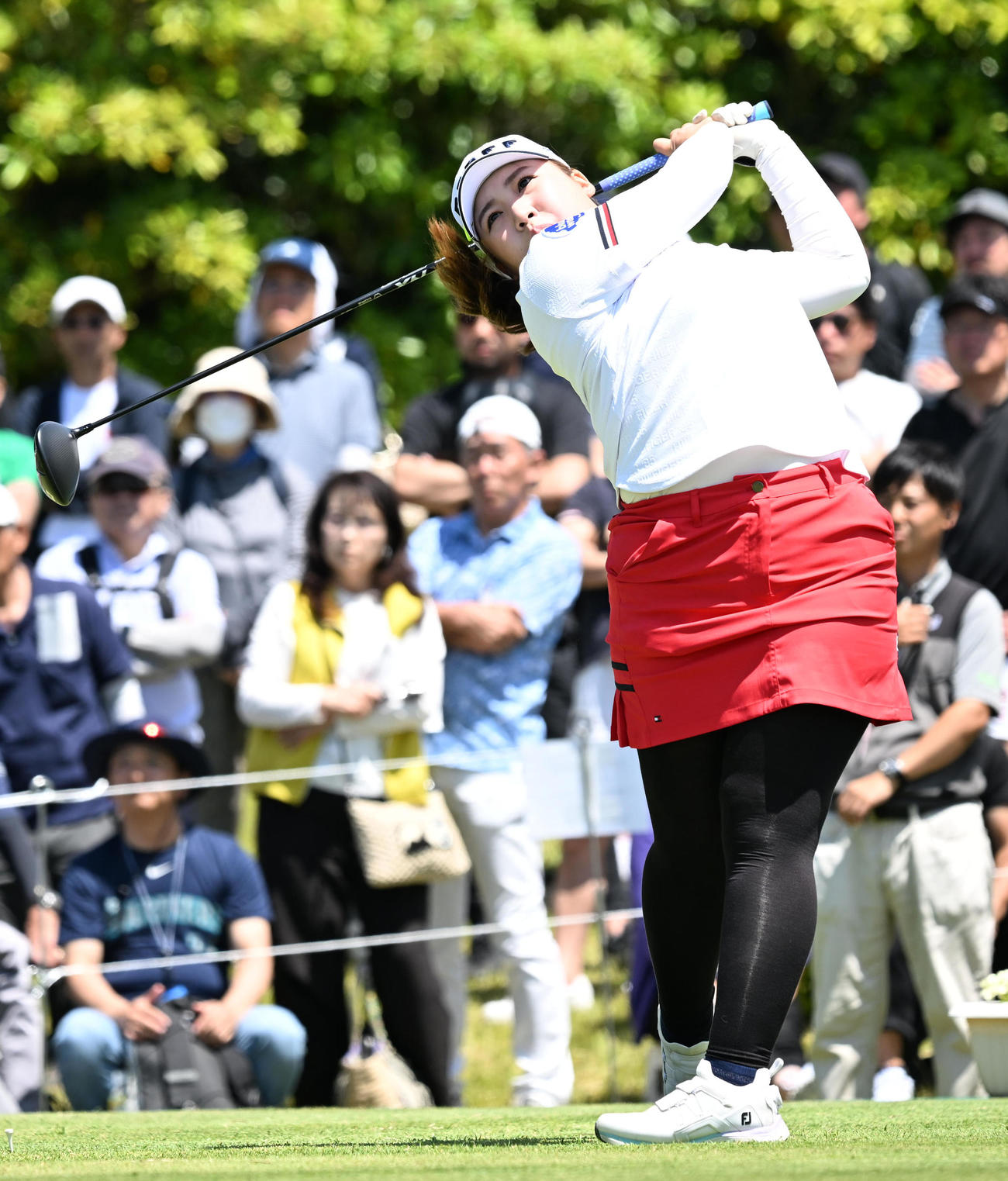 1番、ティーショットを放つ小林光（撮影・前岡正明）