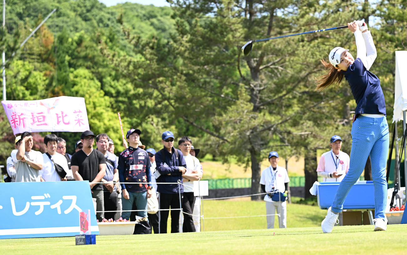 10番、ティーショットを放つ新垣（撮影・前岡正明）