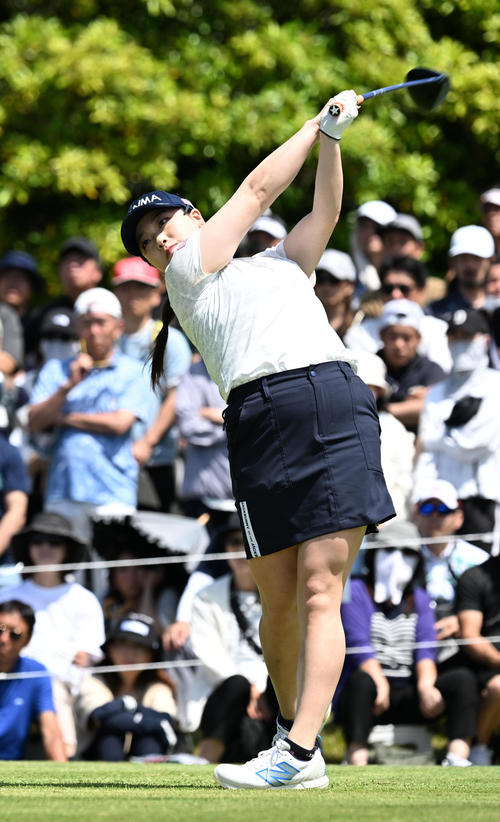 1番、ティーショットを放つ後藤（撮影・前岡正明）