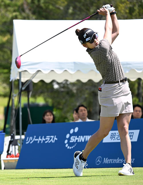 10番、ティーショットを放つ岩井千（撮影・前岡正明）