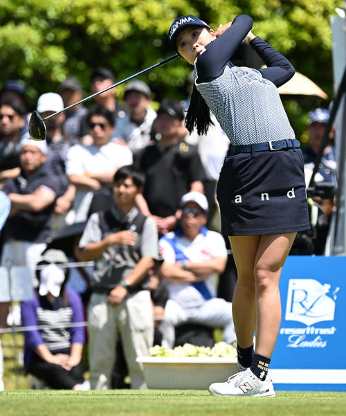 1番、ティーショットを放つ金沢（撮影・前岡正明）