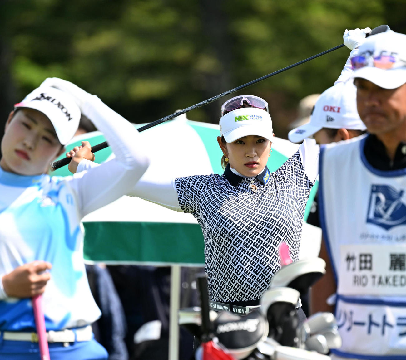 1番、スタート前にストレッチを行う原（撮影・前岡正明）