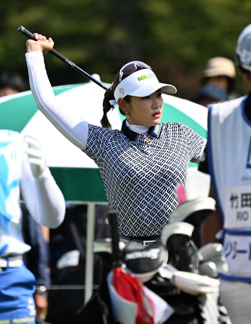 1番、スタート前にストレッチを行う原（撮影・前岡正明）